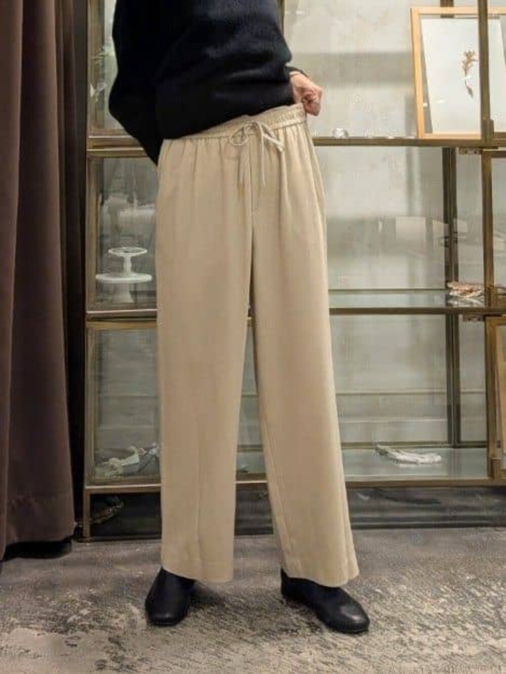 ベージュ系のその他パンツ、ブラック系のタンクトップを着用したレディースの冬コーディネートの5枚目の写真