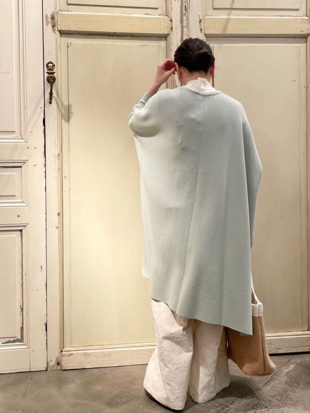 グリーン系のカーディガン/ボレロ、ホワイト系のTシャツ/カットソー、ホワイト系のその他パンツを着用したレディースの冬コーディネートの3枚目の写真