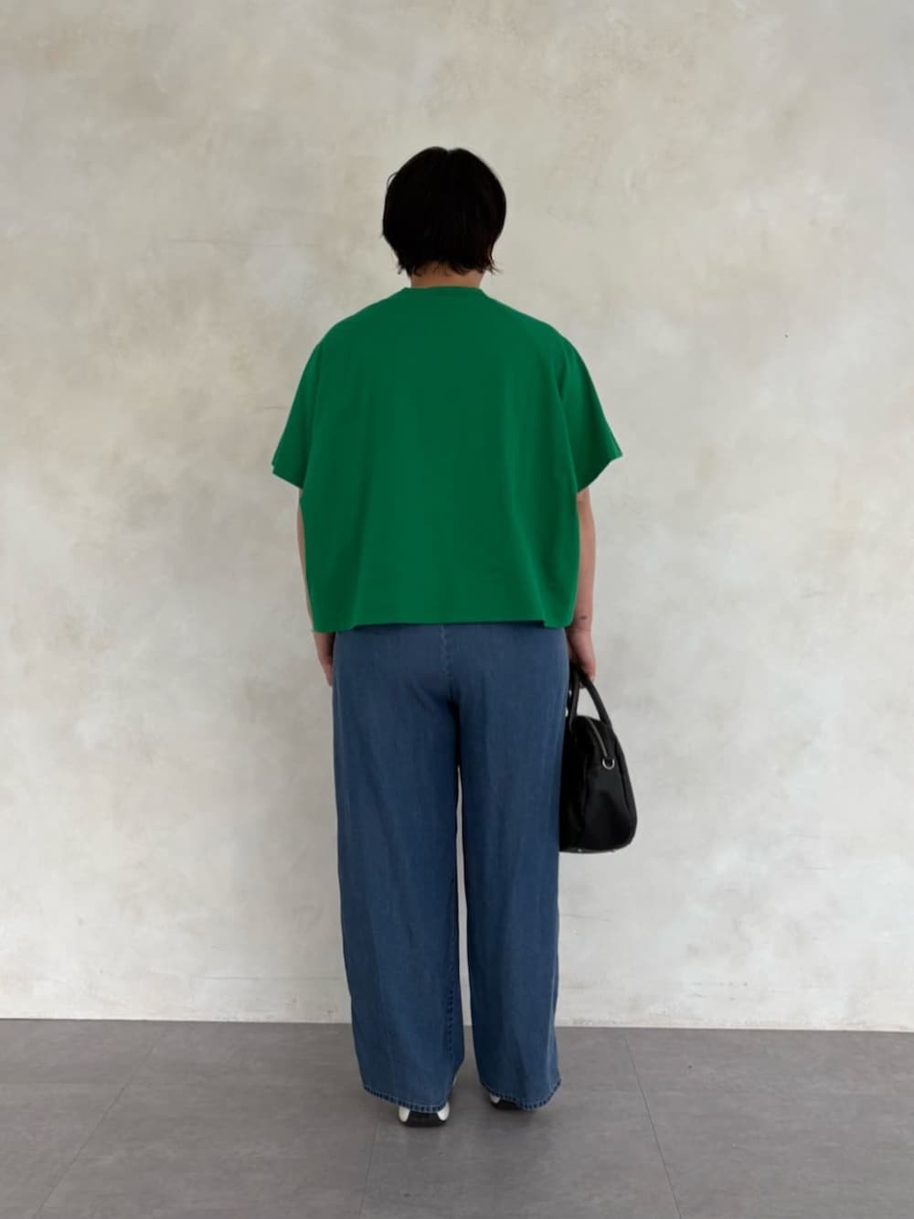 ホワイト系のスニーカー、ブルー系のその他パンツ、グリーン系のTシャツ/カットソーを着用したレディースの春コーディネートの2枚目の写真
