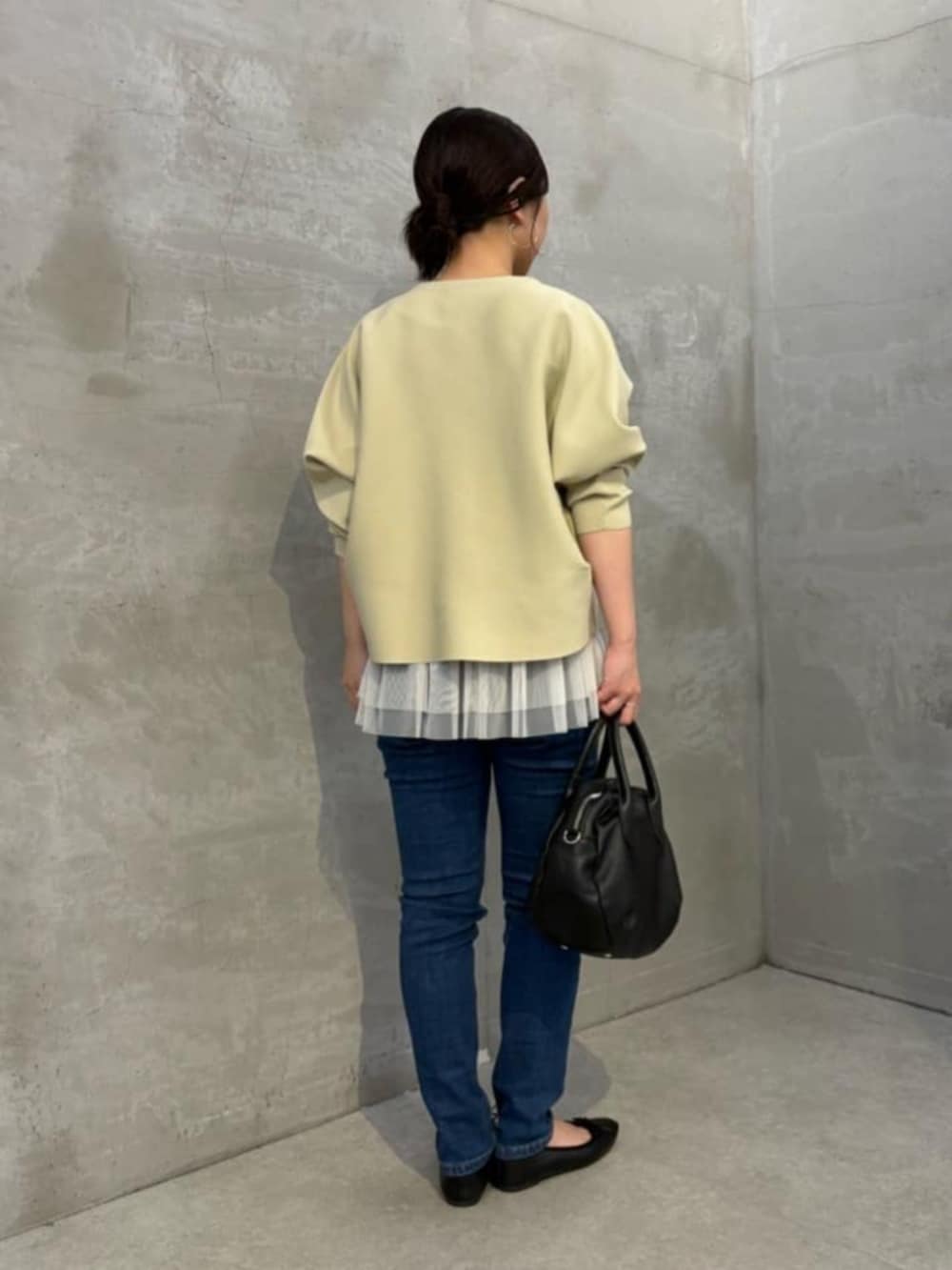 ホワイト系のキャミソール、ブルー系のデニムパンツ、ベージュ系のカーディガン/ボレロを着用したレディースの秋コーディネートの10枚目の写真