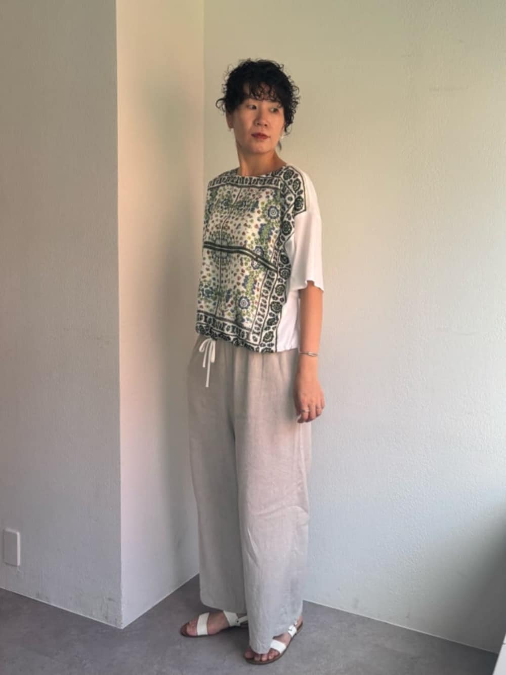 ホワイト系のTシャツ/カットソーを着用したレディースの春コーディネートの2枚目の写真