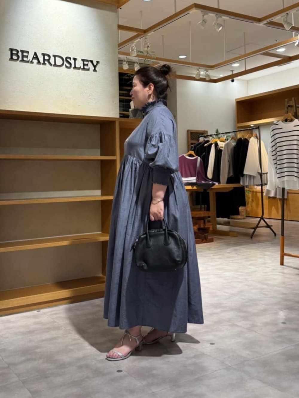 グレー系のワンピースを着用したレディースの冬コーディネートの5枚目の写真