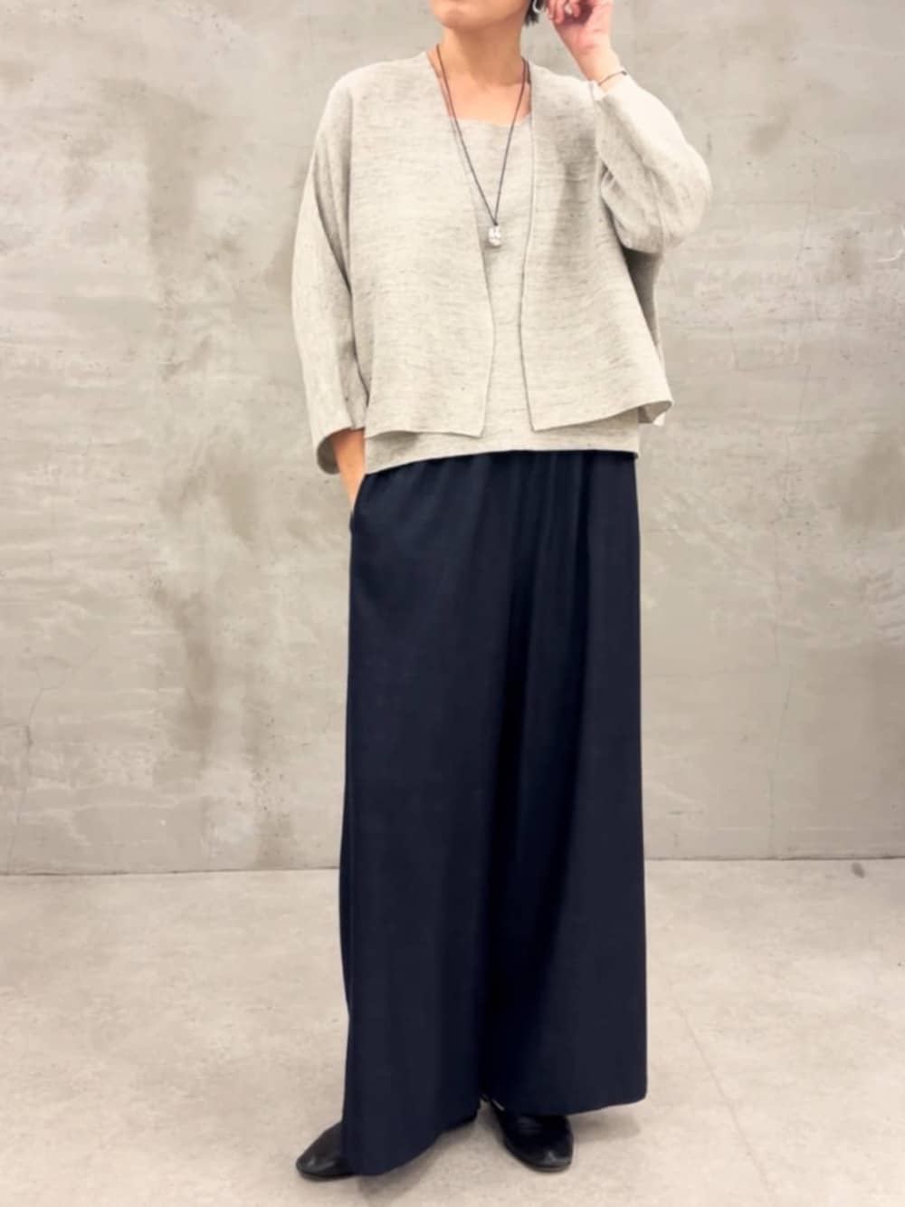 ブルー系のその他パンツ、グレー系のニット/セーター、グレー系のカーディガン/ボレロを着用したレディースの春コーディネートの2枚目の写真