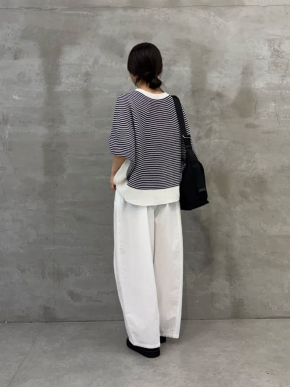 ブラック系のサンダル、ブラック系のショルダーバッグ、ホワイト系のその他パンツを着用したレディースの春コーディネートの5枚目の写真