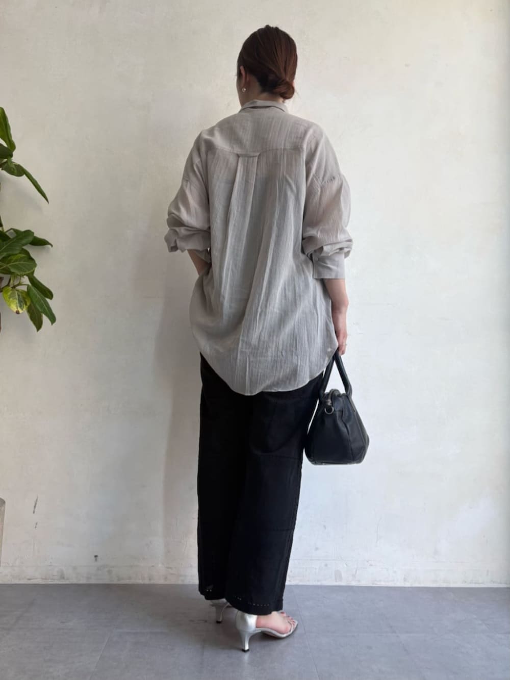 ブラック系のボストンバッグ、グレー系のシャツ/ブラウス、ブラック系のその他パンツを着用したレディースの春コーディネートの4枚目の写真