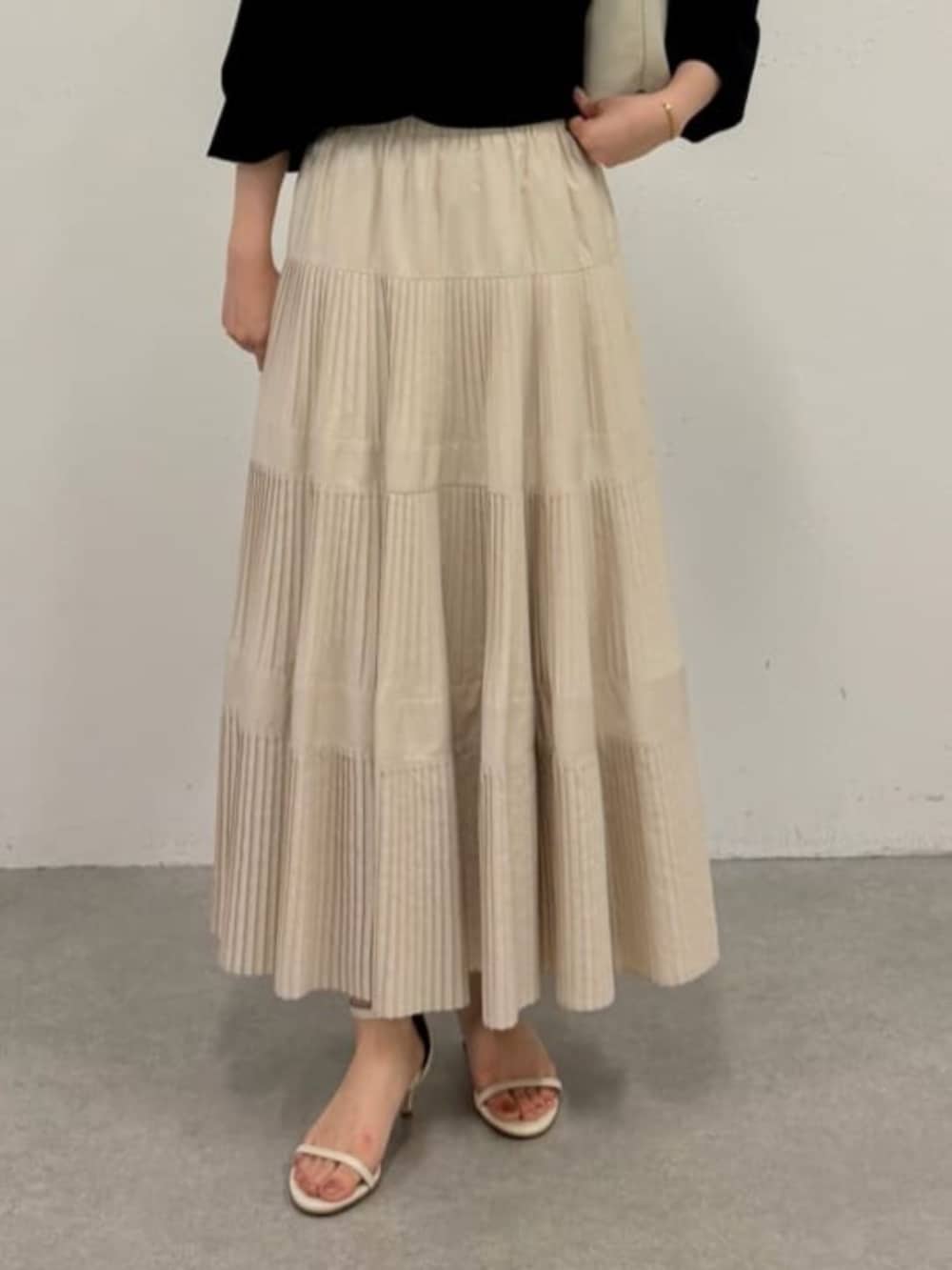 ホワイト系のスカート、ブラック系のシャツ/ブラウスを着用したレディースの春コーディネートの7枚目の写真