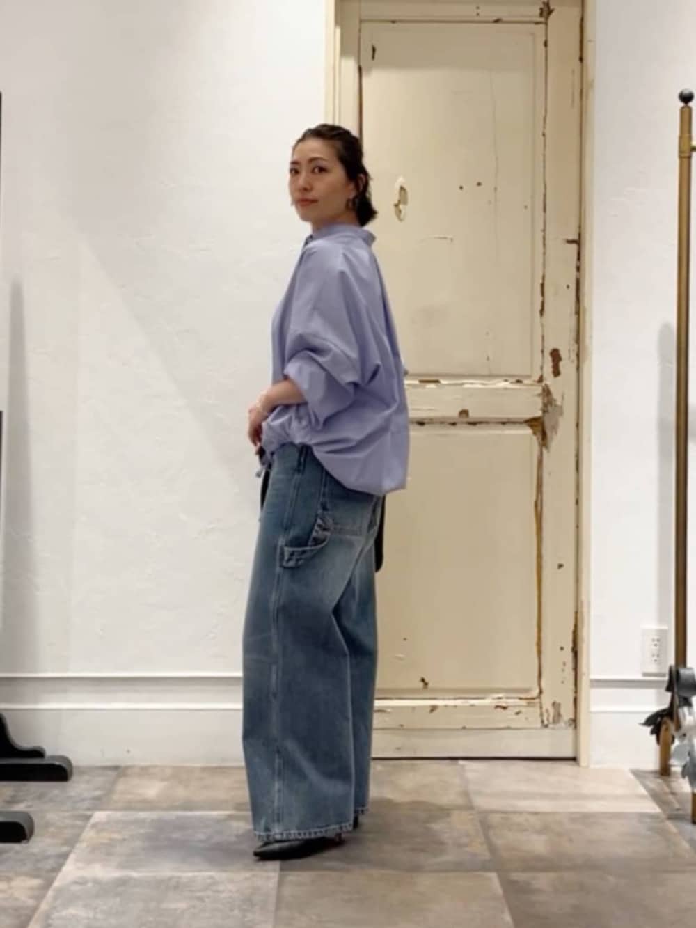 ブラック系のトートバッグ、ブルー系のその他パンツ、ブルー系のシャツ/ブラウスを着用したレディースの冬コーディネートの3枚目の写真