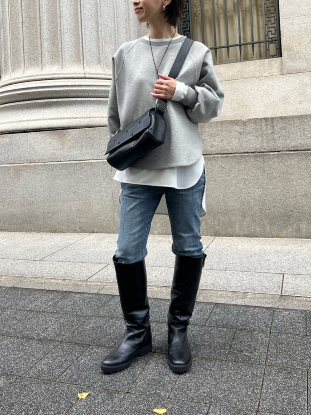 ホワイト系のシャツ/ブラウス、グレー系のTシャツ/カットソー、ブラック系のショルダーバッグを着用したレディースの冬コーディネートの4枚目の写真