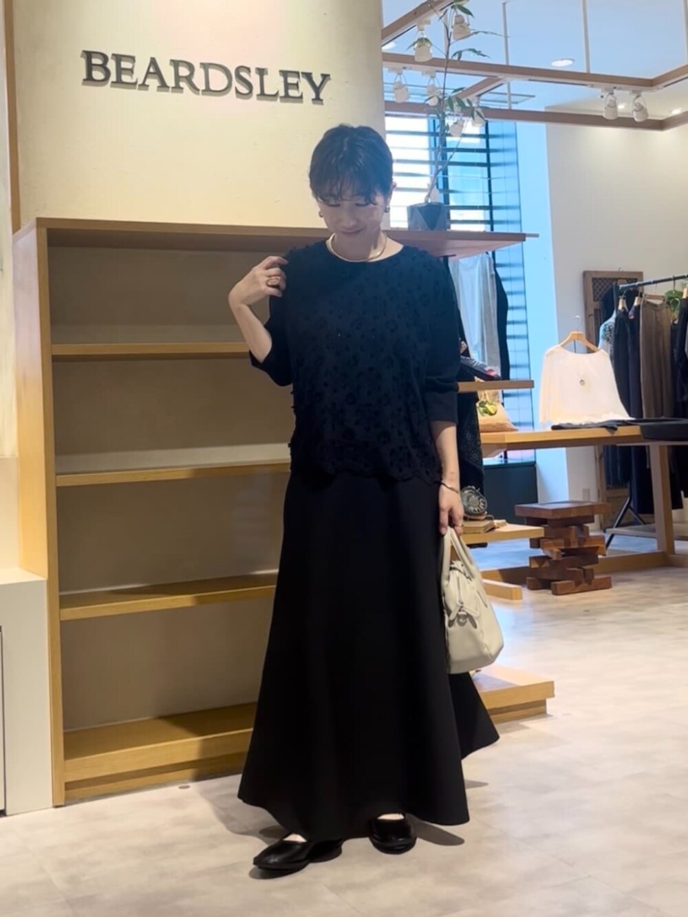 ブラック系のTシャツ/カットソー、ブラック系のスカートを着用したレディースの夏コーディネートの4枚目の写真