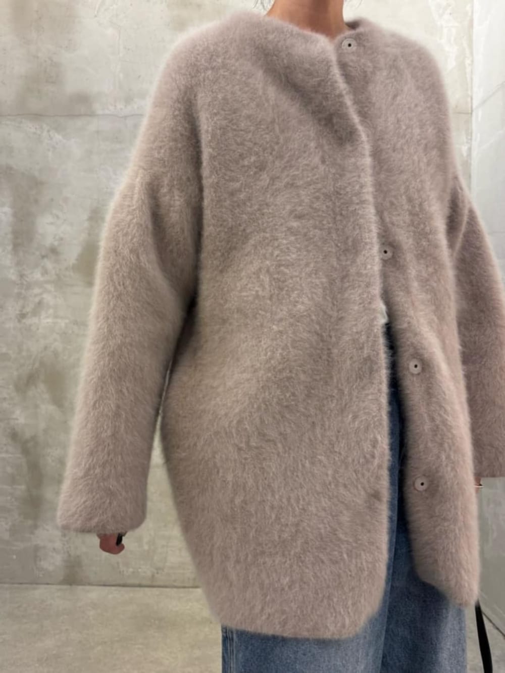 ブルー系のその他パンツ、ブラウン系のその他アウター、ブラック系のショルダーバッグを着用したレディースの夏コーディネートの4枚目の写真