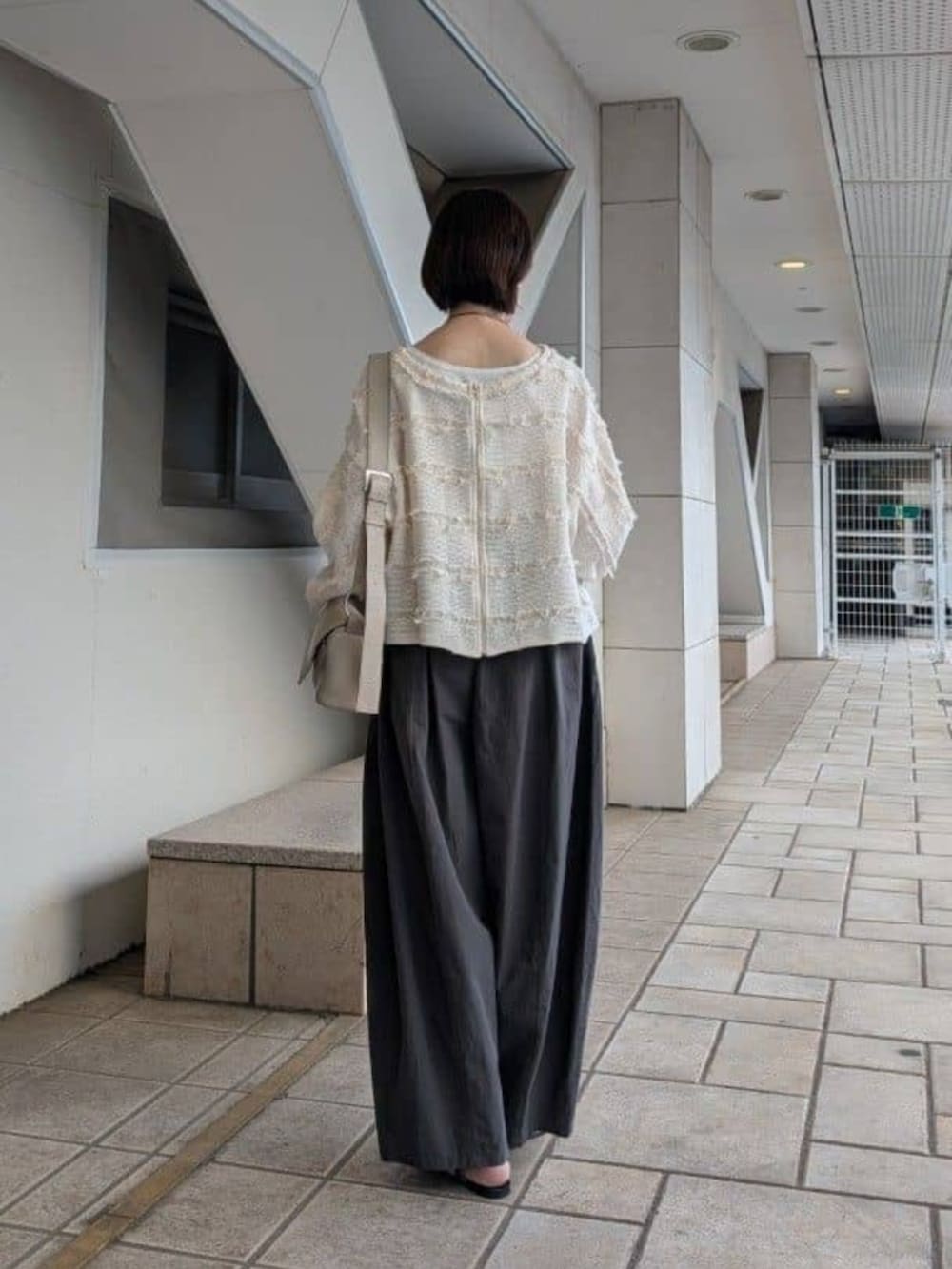 ベージュ系のショルダーバッグ、グレー系のその他パンツ、ホワイト系のシャツ/ブラウスを着用したレディースの冬コーディネートの2枚目の写真