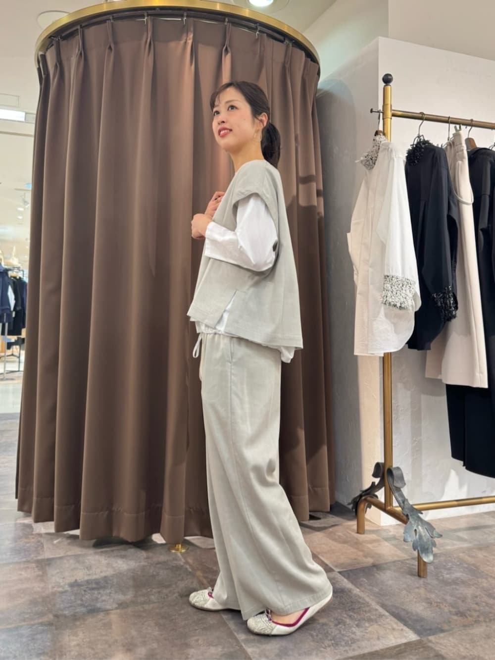 グレー系のシャツ/ブラウス、ホワイト系のトートバッグ、ホワイト系のシャツ/ブラウスを着用したレディースの春コーディネートの3枚目の写真