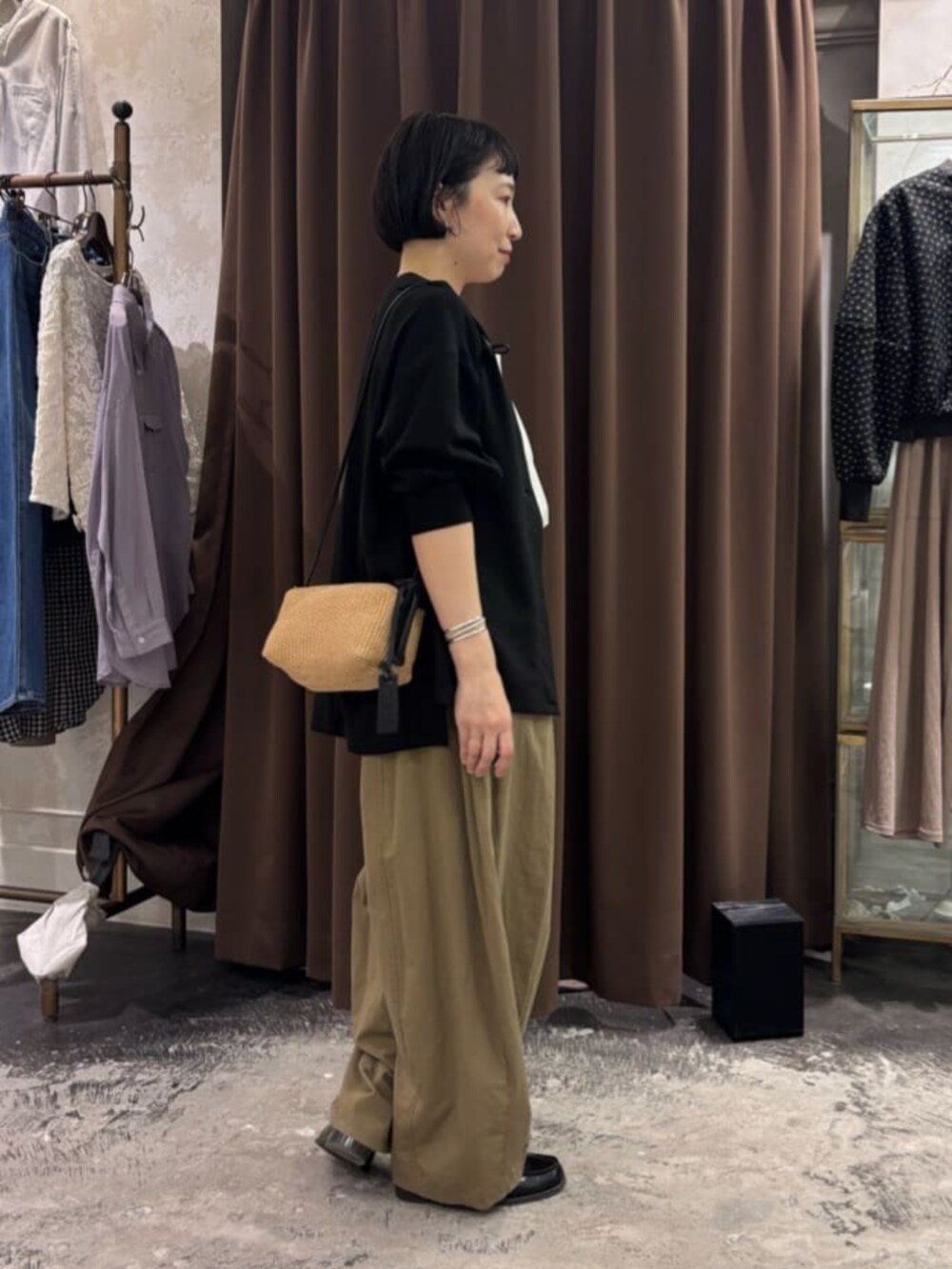 イエロー系のその他パンツ、ホワイト系のキャミソール、ブラック系のその他アウターを着用したレディースの春コーディネートの4枚目の写真