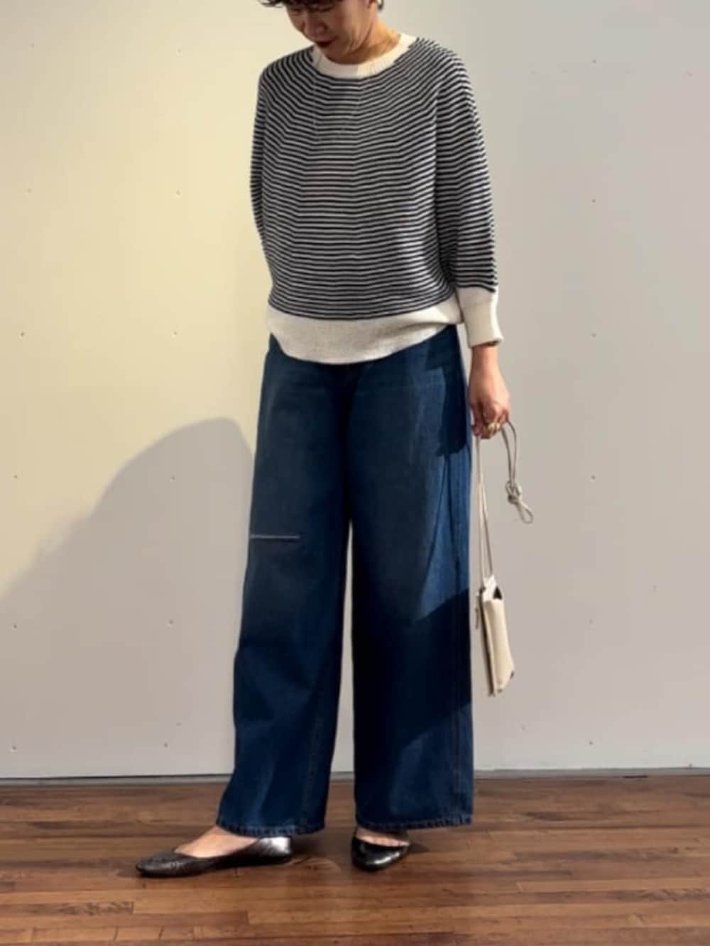 ホワイト系のショルダーバッグ、ブルー系のニット/セーター、ブルー系のその他パンツを着用したレディースの春コーディネートの3枚目の写真