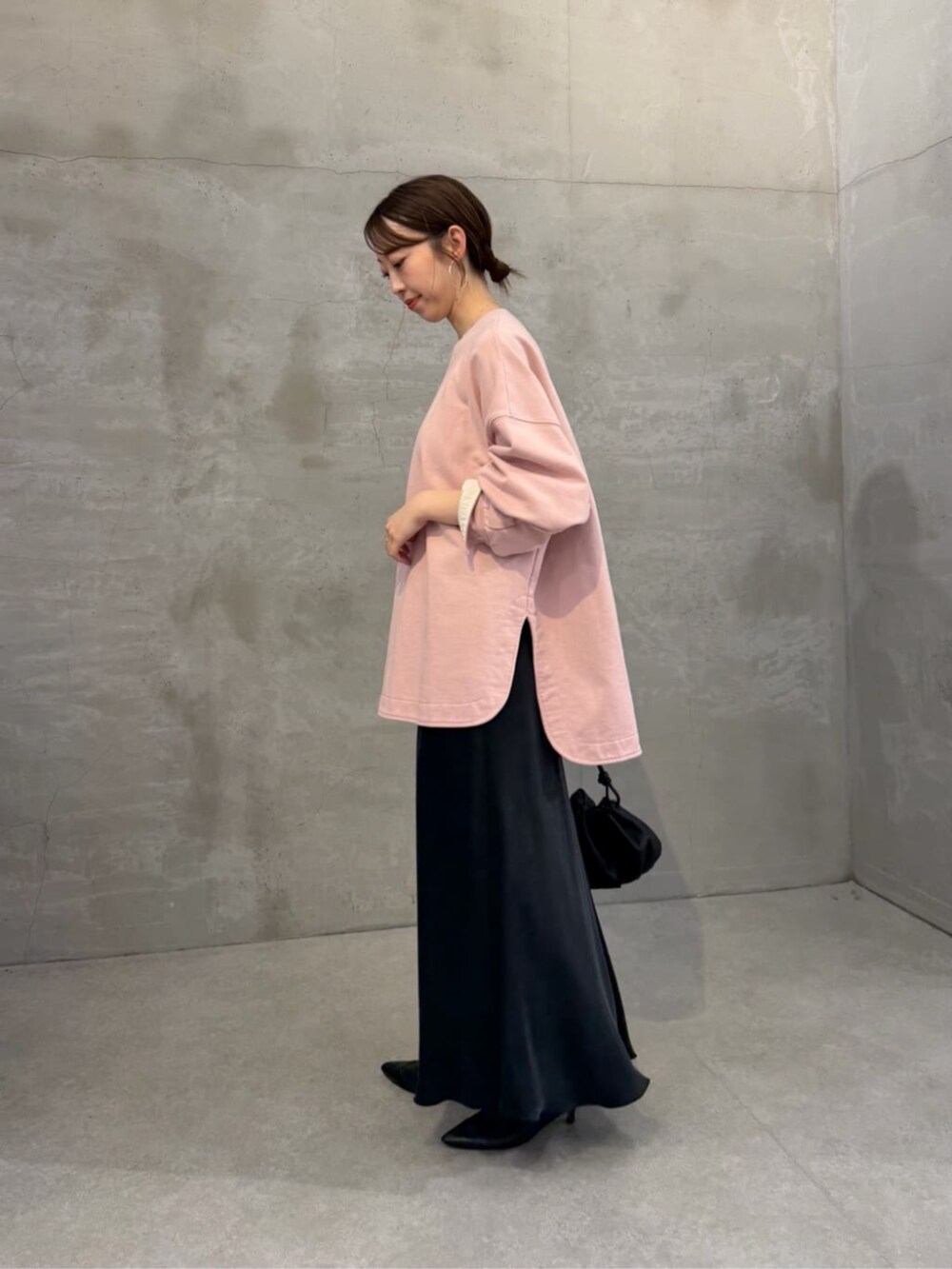 ブラック系のスカート、ピンク系のTシャツ/カットソーを着用したレディースの冬コーディネートの2枚目の写真