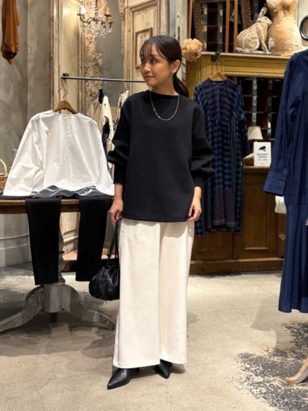 ブラック系のTシャツ/カットソー、ホワイト系のその他パンツを着用したレディースの冬コーディネートの7枚目の写真