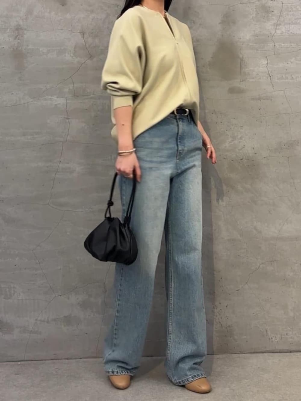 ベージュ系のカーディガン/ボレロ、ブルー系のデニムパンツを着用したレディースの冬コーディネートの3枚目の写真