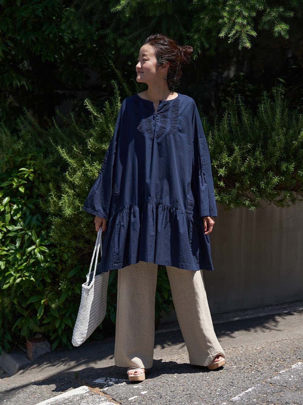 ブルー系のシャツ/ブラウス、ホワイト系のその他シューズを着用したレディースの夏コーディネートの2枚目の写真