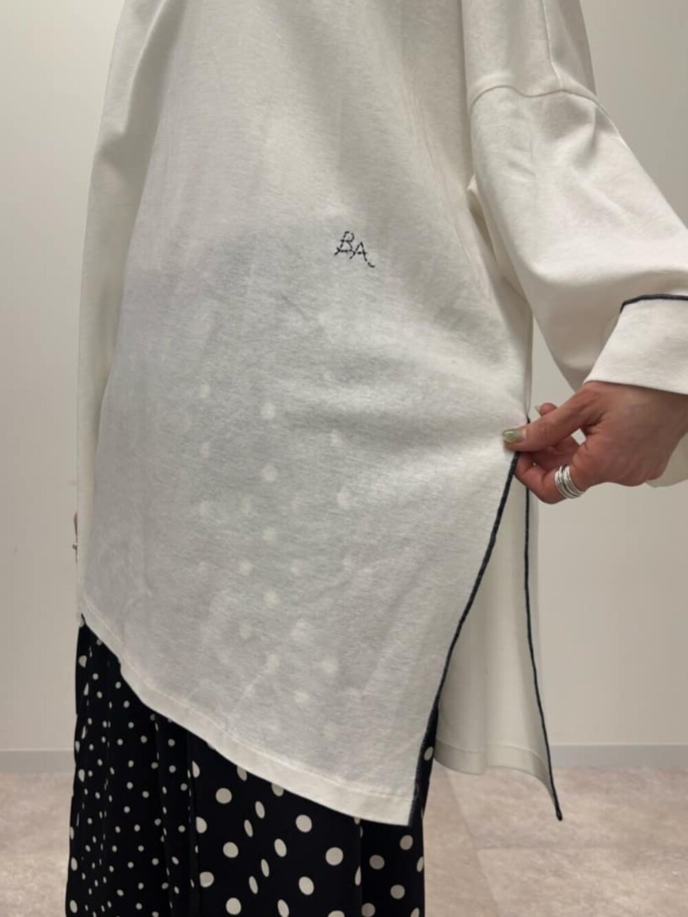 ホワイト系のTシャツ/カットソーを着用したレディースの冬コーディネートの6枚目の写真