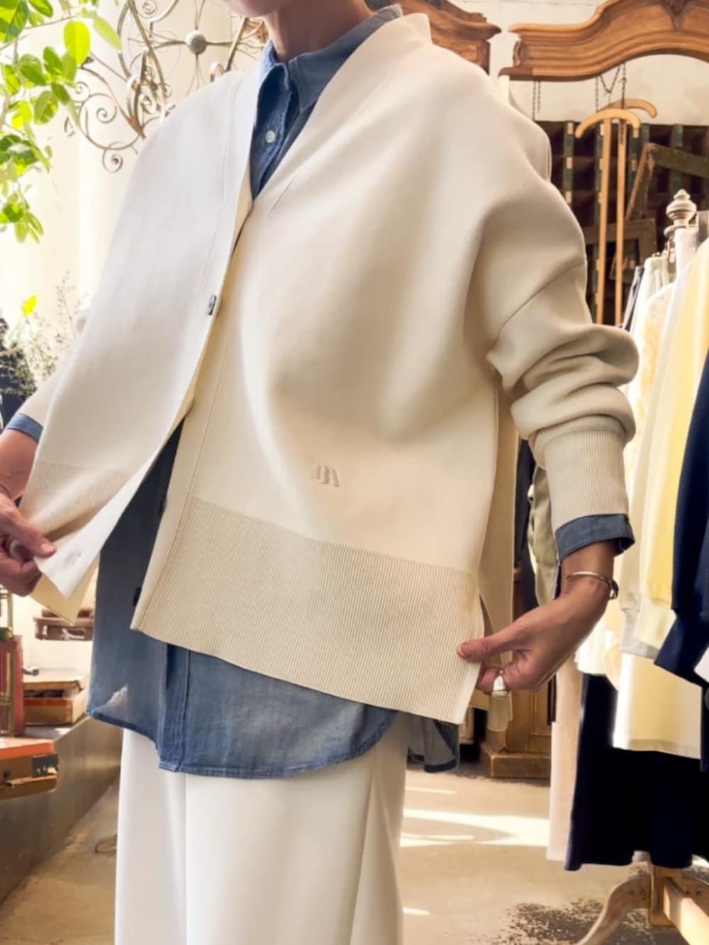 ブルー系のシャツ/ブラウス、ホワイト系のその他パンツを着用したレディースの春コーディネートの8枚目の写真