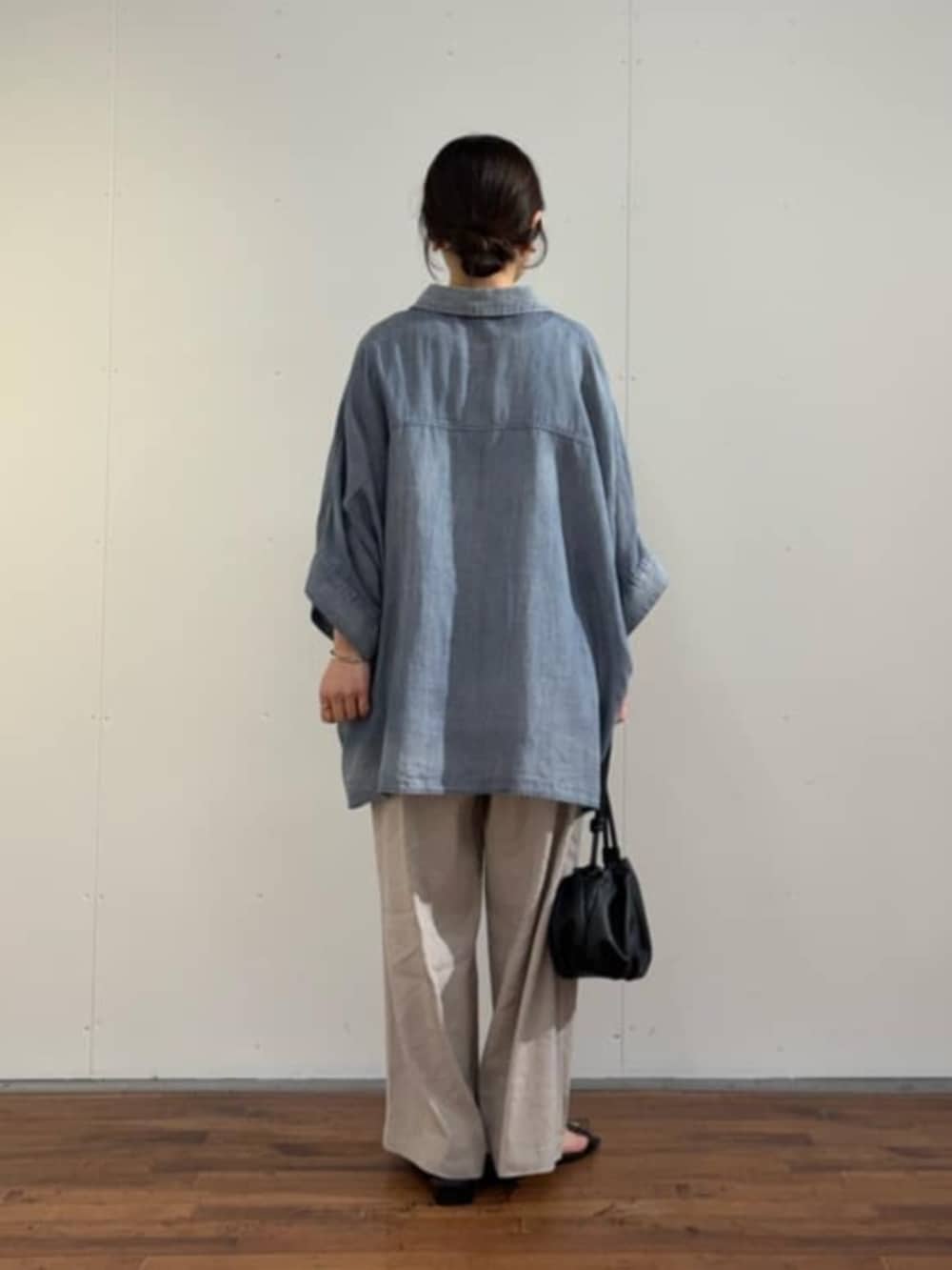 グレー系のその他パンツ、ブルー系のシャツ/ブラウスを着用したレディースの春コーディネートの6枚目の写真