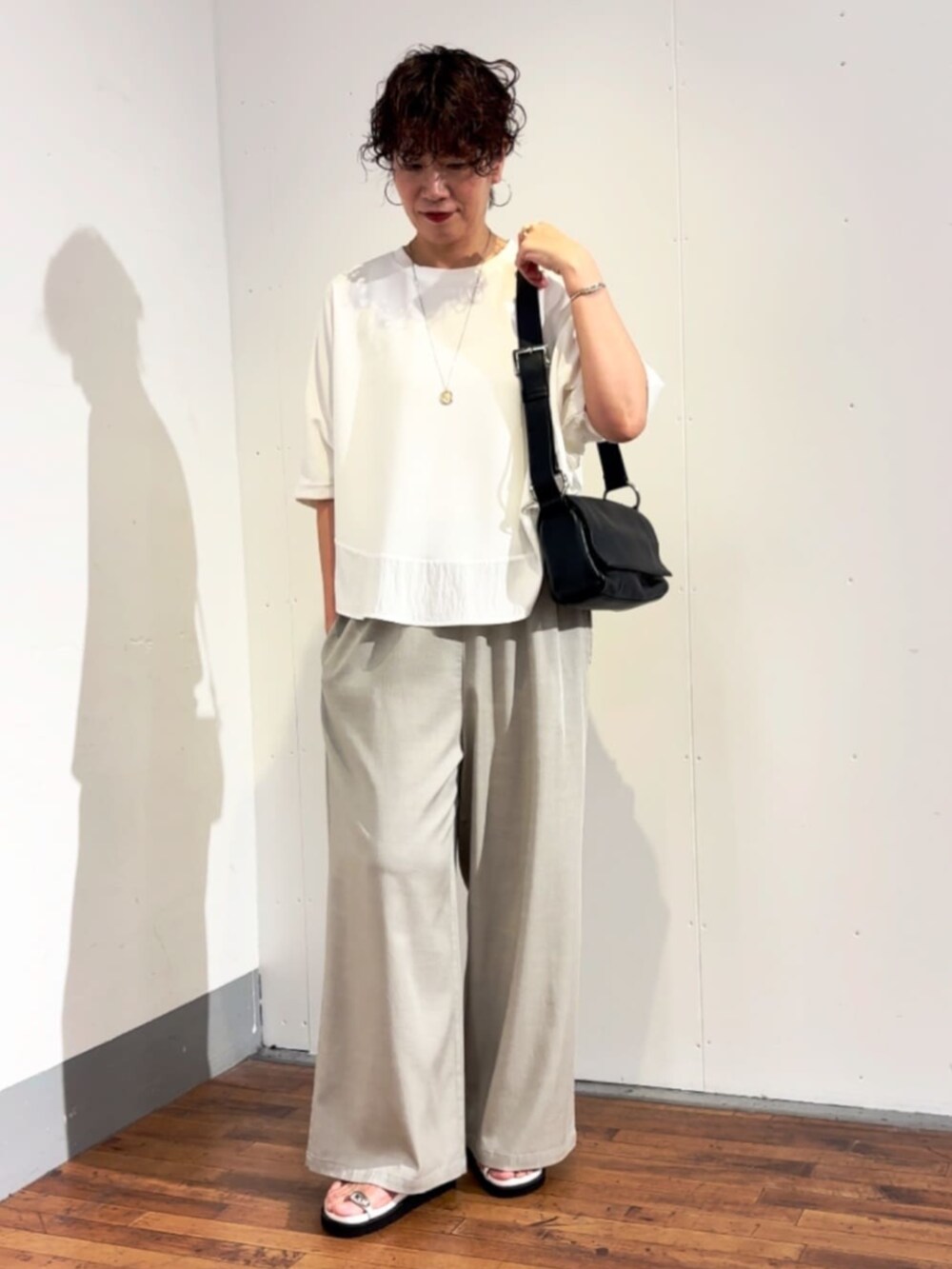 グレー系のその他パンツ、ホワイト系のTシャツ/カットソーを着用したレディースの春コーディネートの2枚目の写真