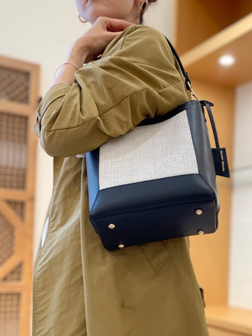 ベージュ系のその他アウター、ホワイト系のTシャツ/カットソー、ブラック系のその他パンツを着用したレディースの春コーディネートの3枚目の写真