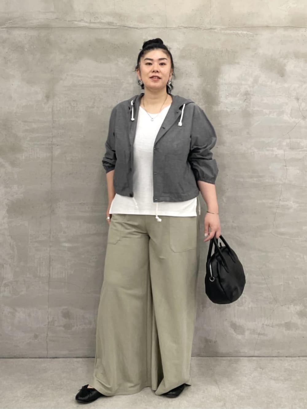 ブラック系のボストンバッグ、グリーン系のその他パンツ、グレー系のシャツ/ブラウスを着用したレディースの冬コーディネートの4枚目の写真