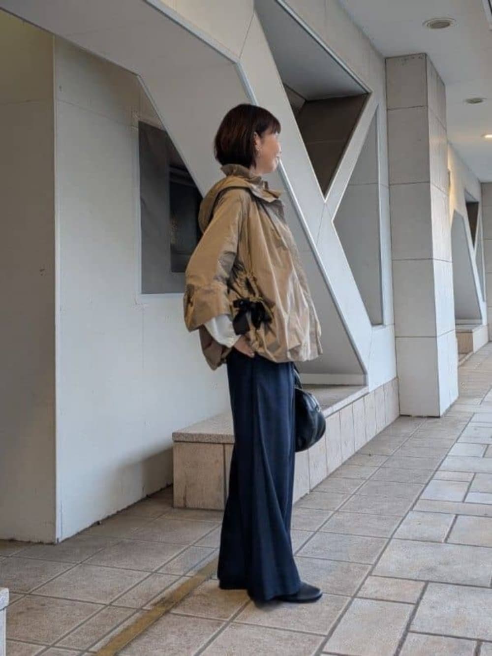 ブルー系のその他パンツ、ブラウン系のブルゾンを着用したレディースの冬コーディネートの2枚目の写真