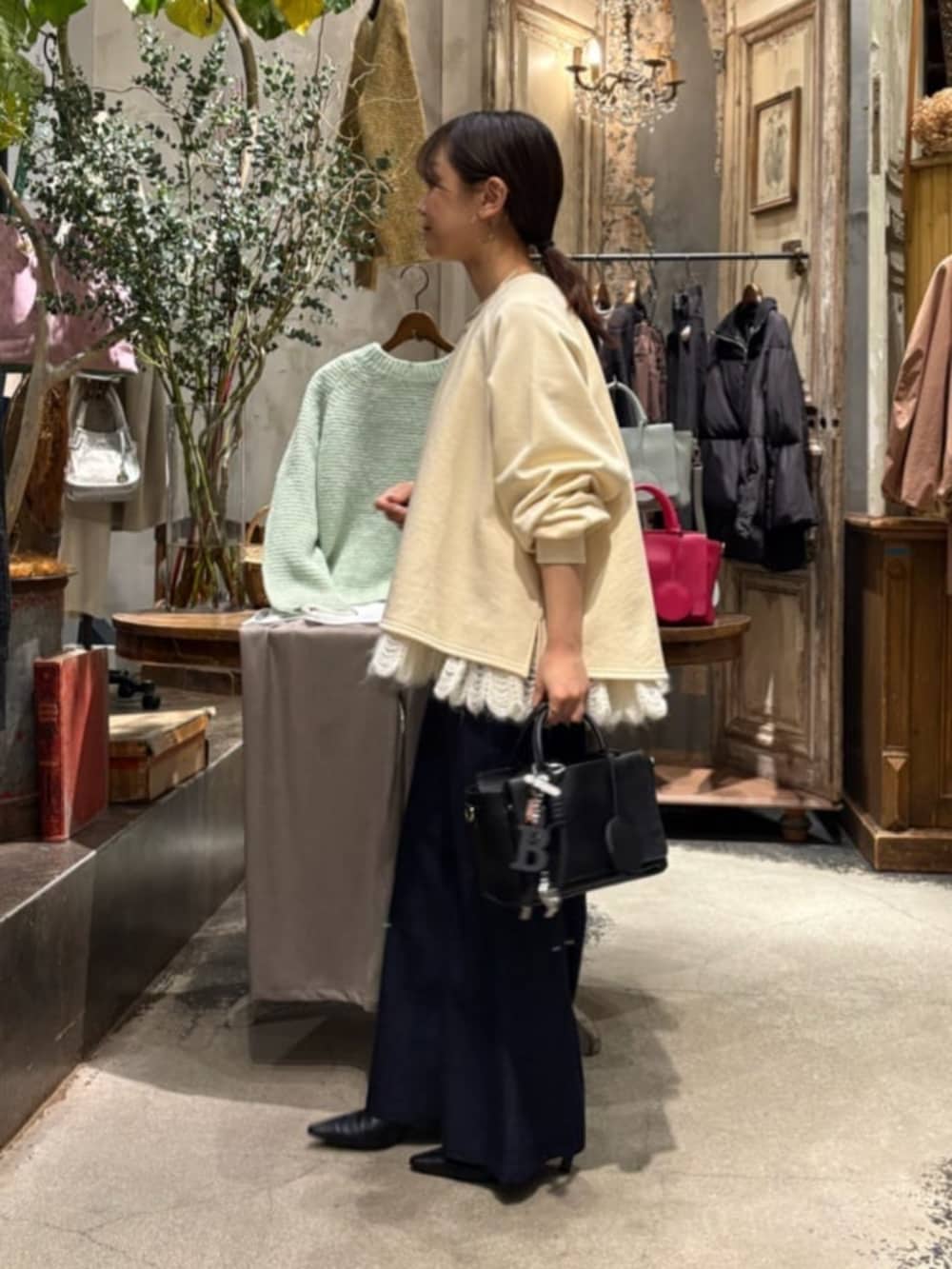 ホワイト系のTシャツ/カットソー、ブラック系のチャームを着用したレディースの冬コーディネートの7枚目の写真