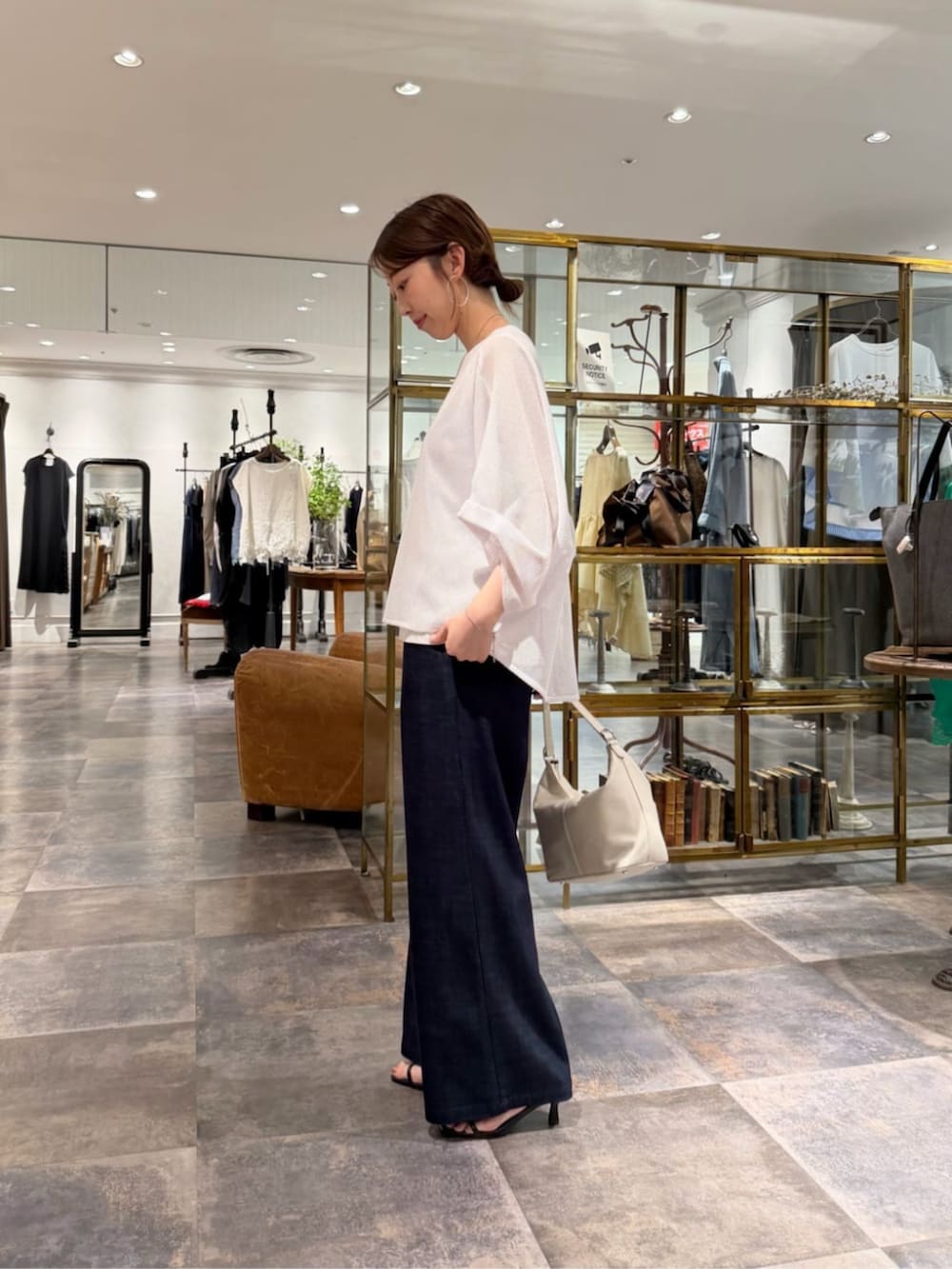 ブルー系のその他パンツ、ホワイト系のTシャツ/カットソーを着用したレディースの夏コーディネートの2枚目の写真