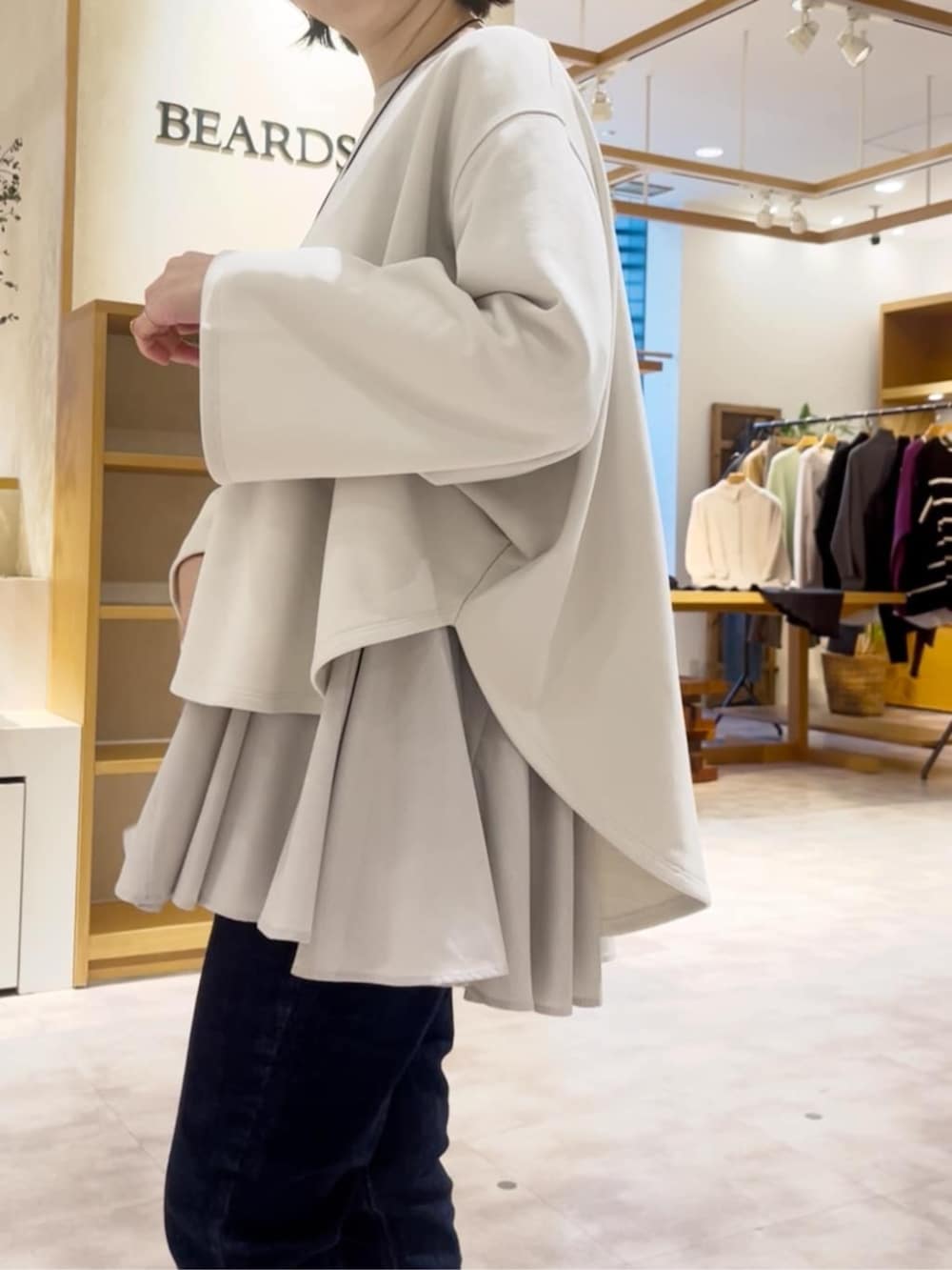 ブルー系のデニムパンツ、ホワイト系のTシャツ/カットソーを着用したレディースの冬コーディネートの7枚目の写真