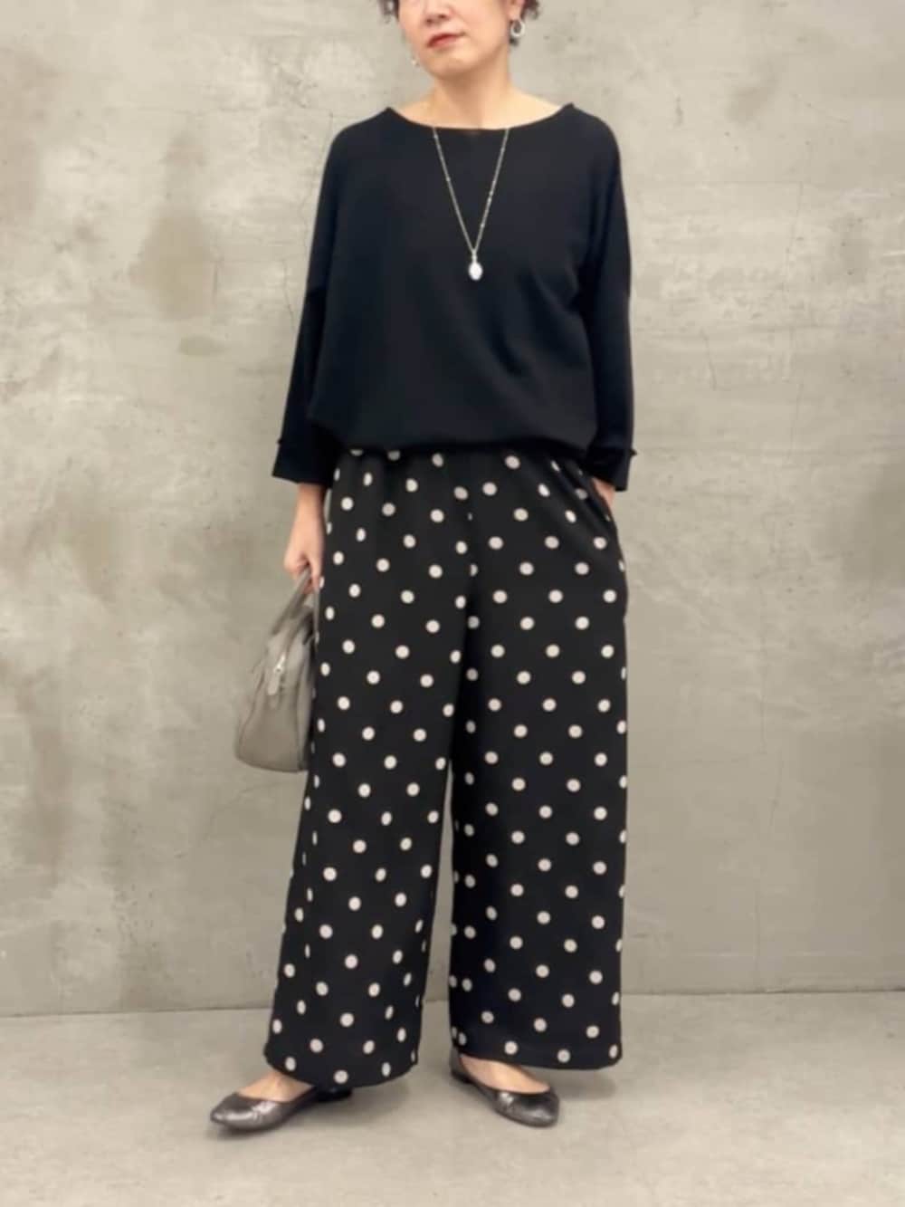 グレー系のボストンバッグ、ブラック系のTシャツ/カットソー、ブラック系のその他パンツを着用したレディースの春コーディネートの6枚目の写真