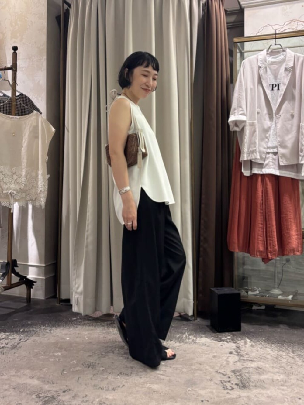 ブラック系のその他パンツ、ホワイト系のキャミソールを着用したレディースの夏コーディネートの3枚目の写真