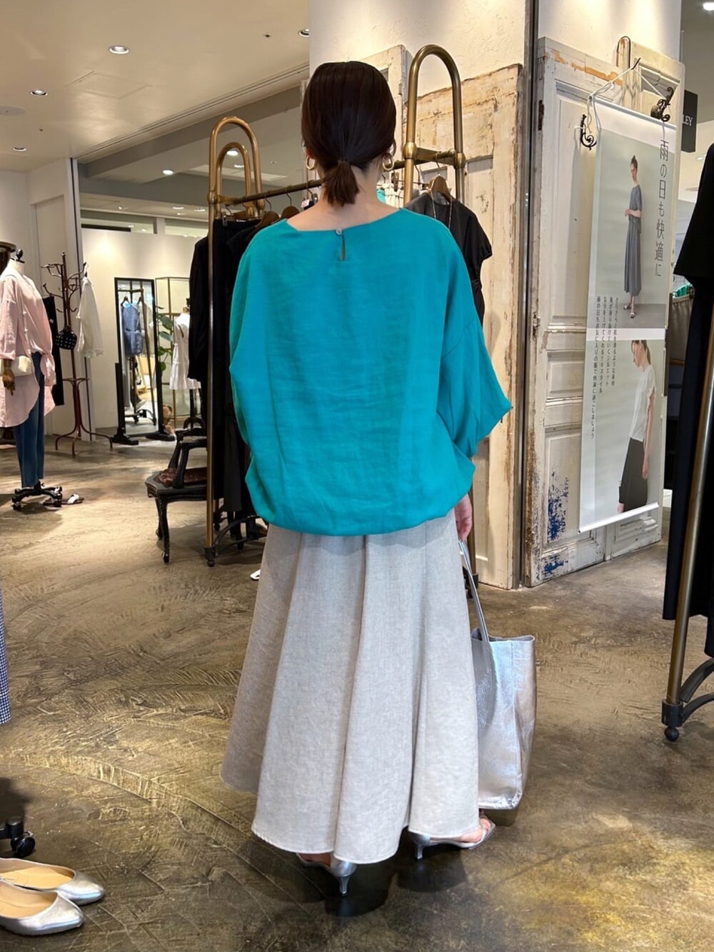 グリーン系のシャツ/ブラウス、ベージュ系のスカート、シルバー系のトートバッグを着用したレディースの夏コーディネートの3枚目の写真