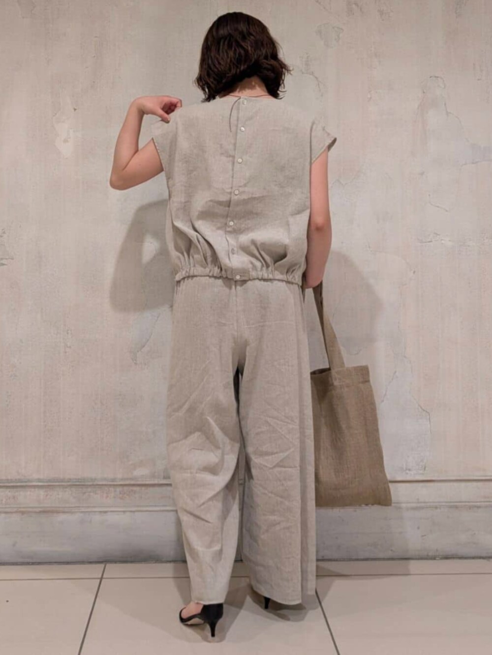 ベージュ系のシャツ/ブラウス、ベージュ系のその他パンツ、ブラウン系のリングを着用したレディースの夏コーディネートの5枚目の写真