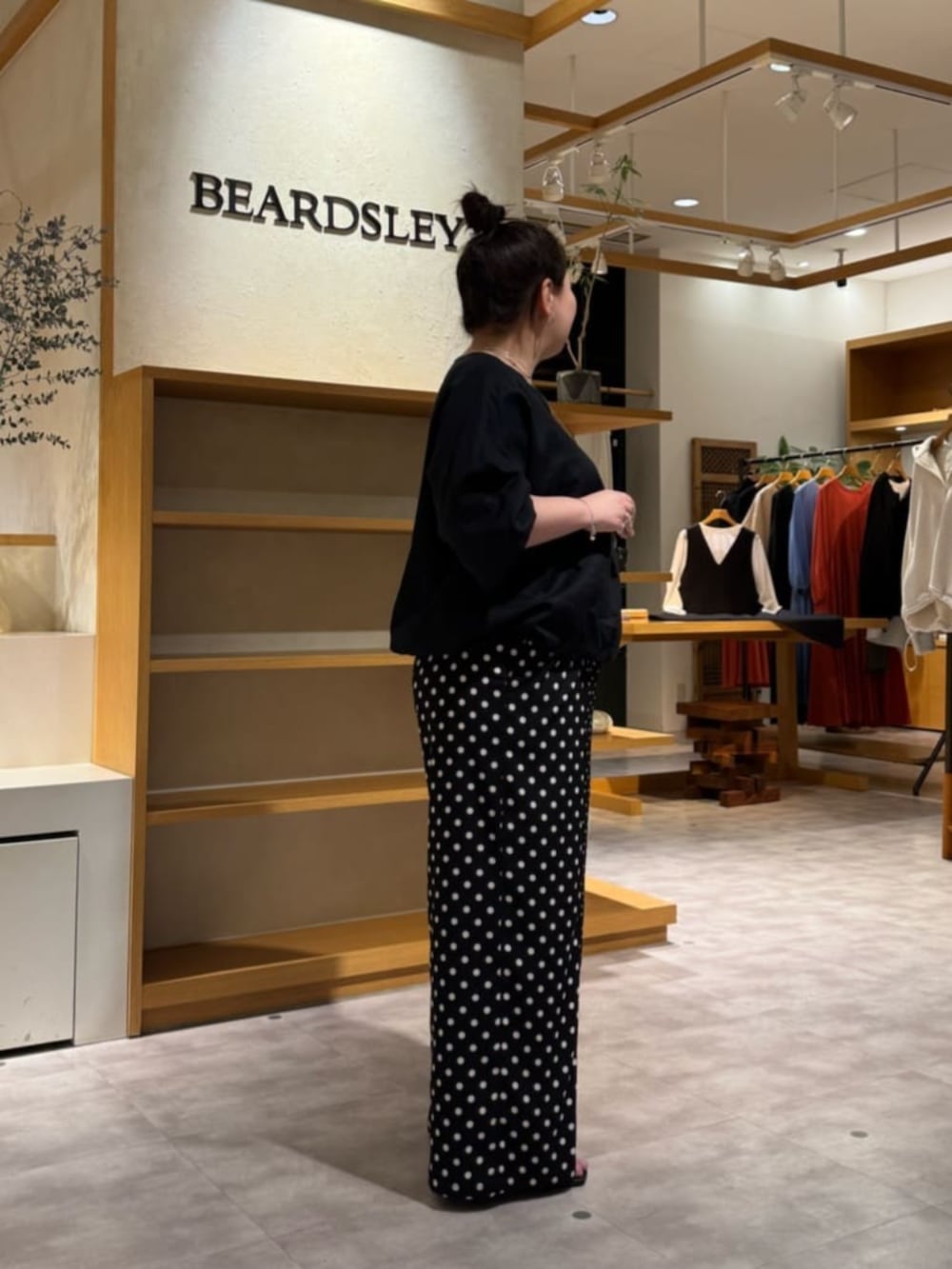 グレー系のボストンバッグ、ブラック系のシャツ/ブラウス、ブラック系のその他パンツを着用したレディースの冬コーディネートの2枚目の写真