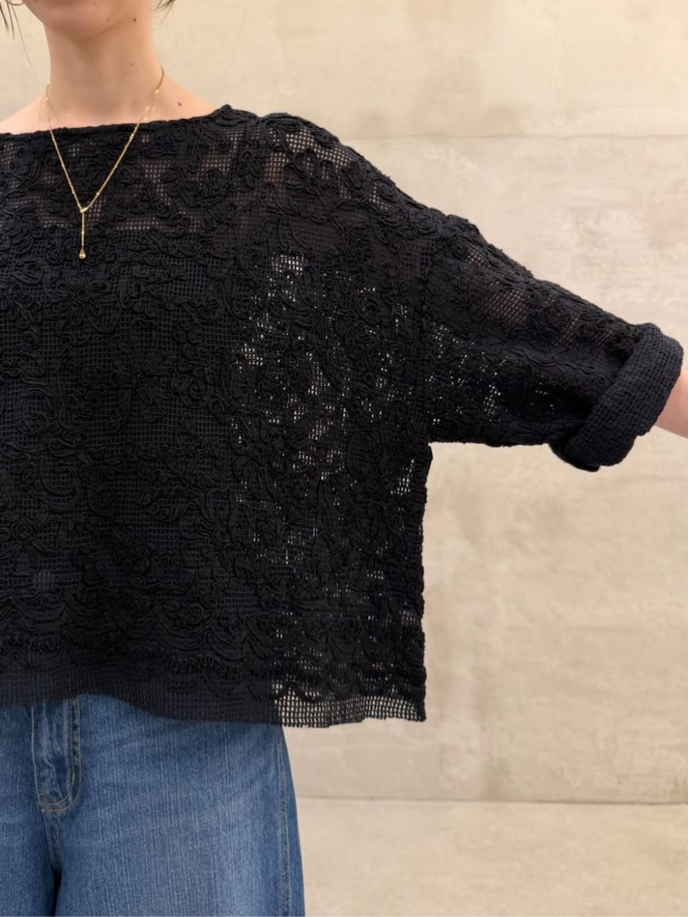 ブラック系のハンドバッグ、ブルー系のその他パンツ、ブラック系のシャツ/ブラウスを着用したレディースの春コーディネートの5枚目の写真