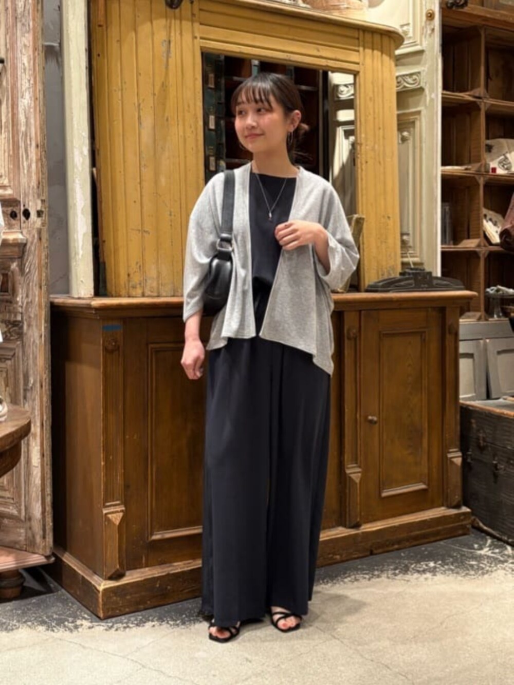 ブルー系のその他パンツ、グレー系のカーディガン/ボレロを着用したレディースの春コーディネートの2枚目の写真