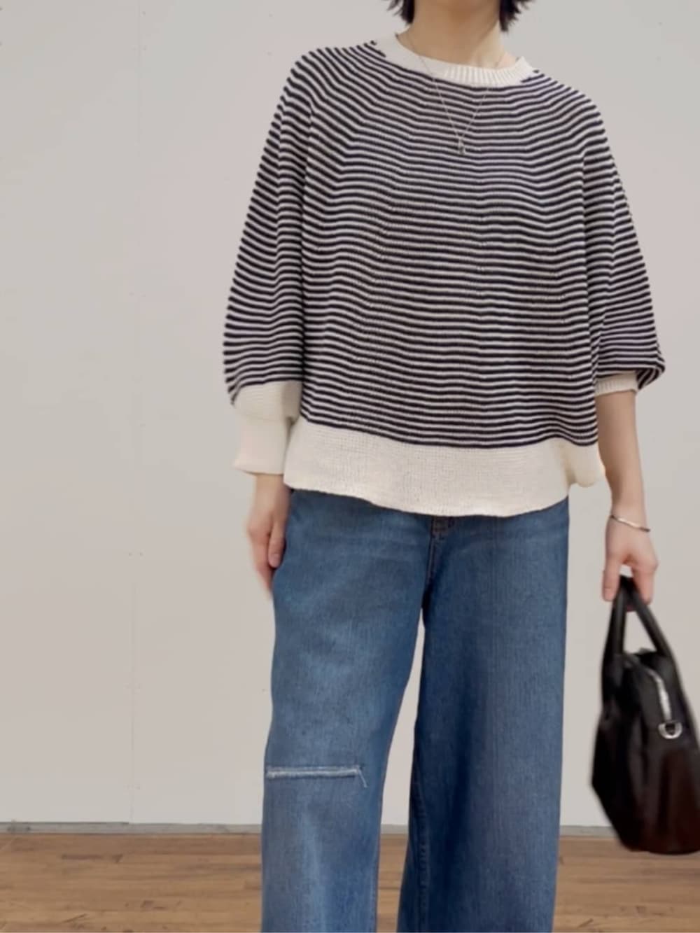 ブルー系のニット/セーター、ブルー系のその他パンツを着用したレディースの春コーディネートの7枚目の写真