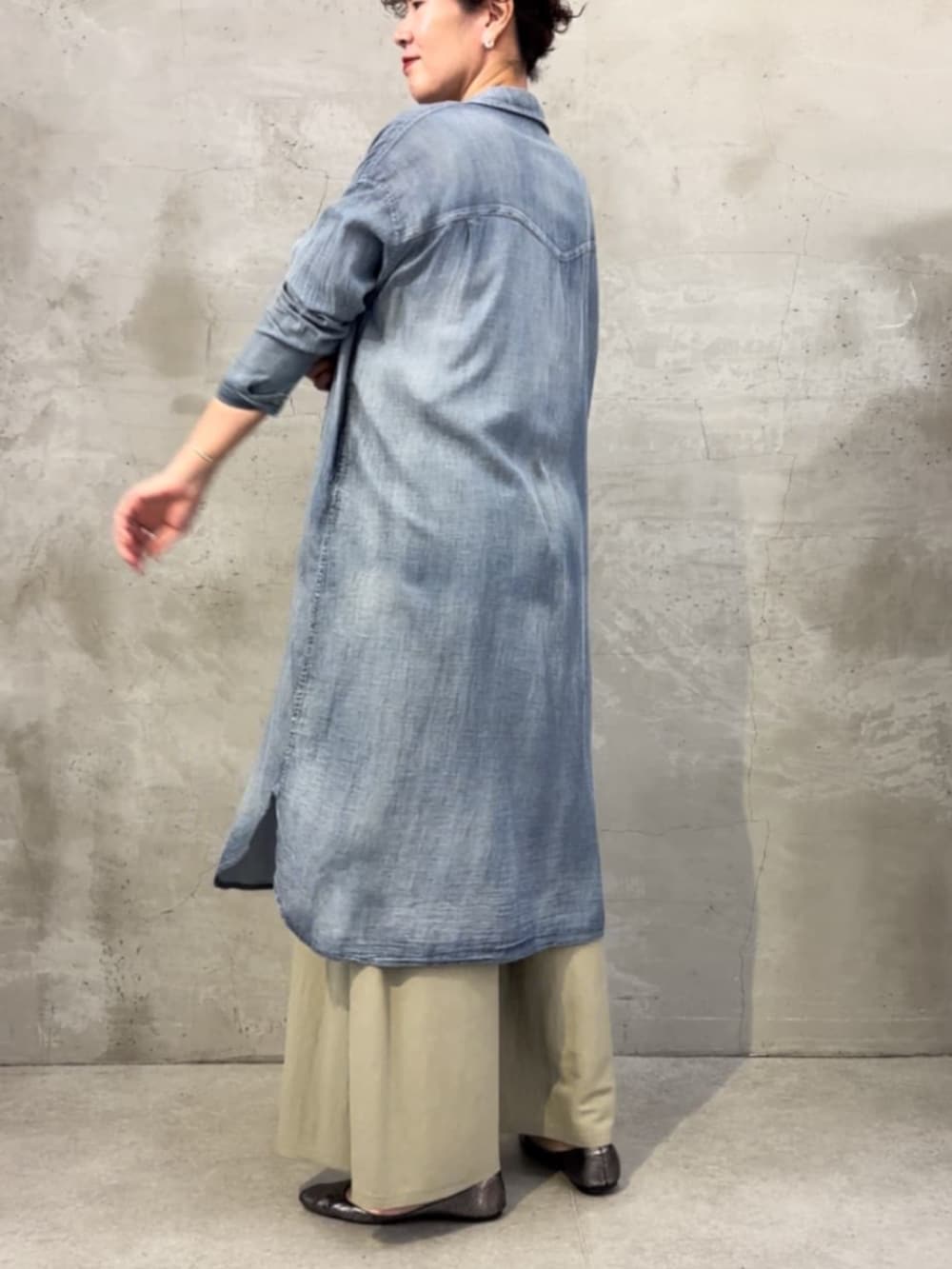 ホワイト系のタンクトップ、グリーン系のその他パンツ、ブルー系のワンピースを着用したレディースの冬コーディネートの3枚目の写真