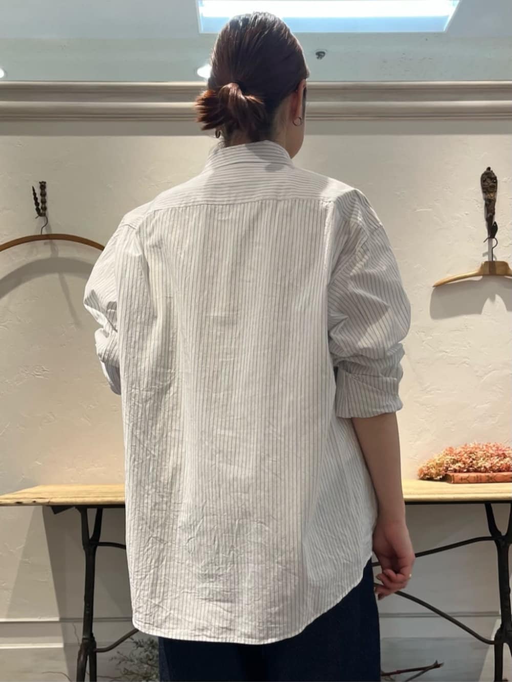 ブラック系のボストンバッグ、ブルー系のその他パンツ、ホワイト系のシャツ/ブラウスを着用したレディースの冬コーディネートの9枚目の写真