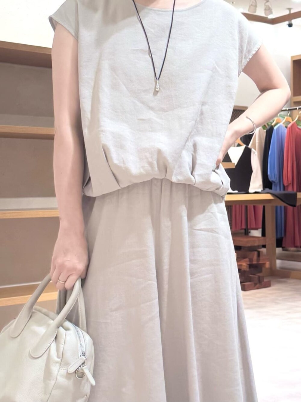 グレー系のボストンバッグ、グレー系のその他パンツ、グレー系のシャツ/ブラウスを着用したレディースの春コーディネートの6枚目の写真