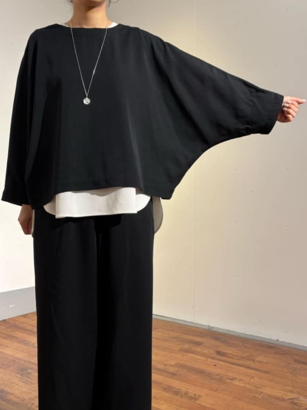ブラック系のシャツ/ブラウス、ホワイト系のキャミソール、ブラック系のその他パンツを着用したレディースの夏コーディネートの10枚目の写真