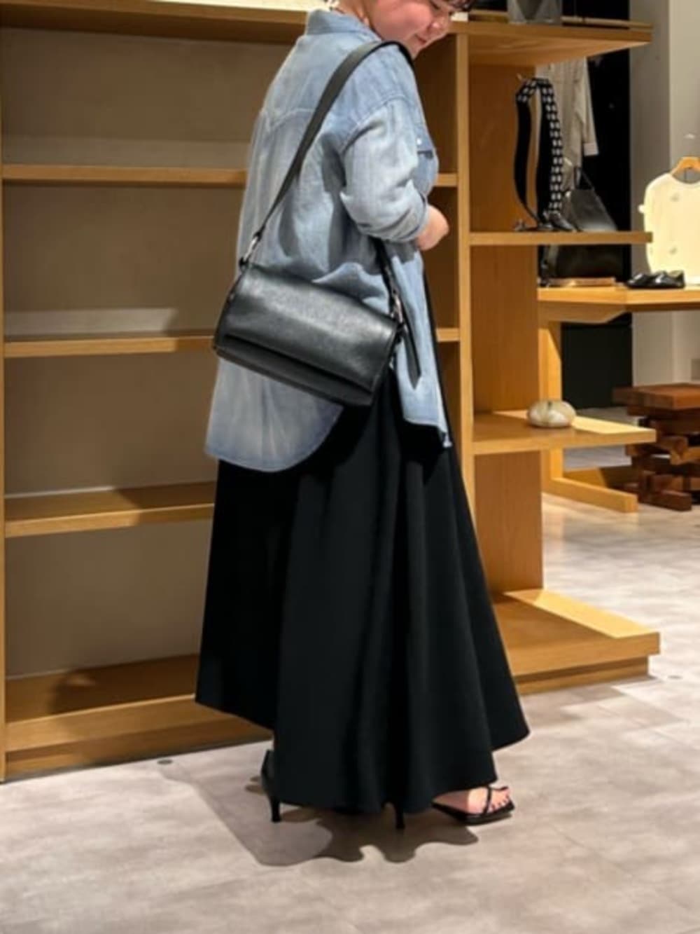 ブルー系のシャツ/ブラウス、ブラック系のワンピースを着用したレディースの春コーディネートの6枚目の写真