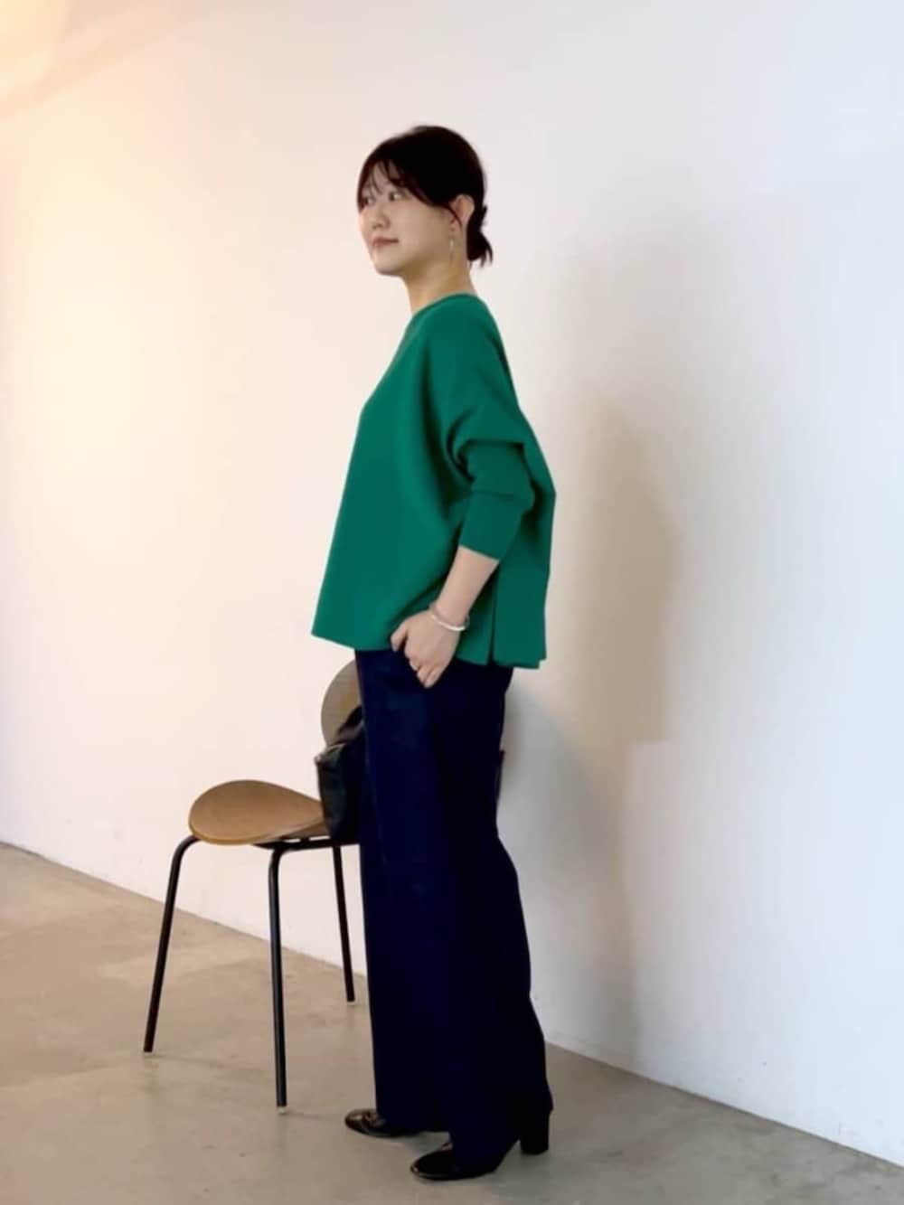 ブルー系のその他パンツ、ブラック系のボストンバッグ、グリーン系のニット/セーターを着用したレディースの夏コーディネートの4枚目の写真