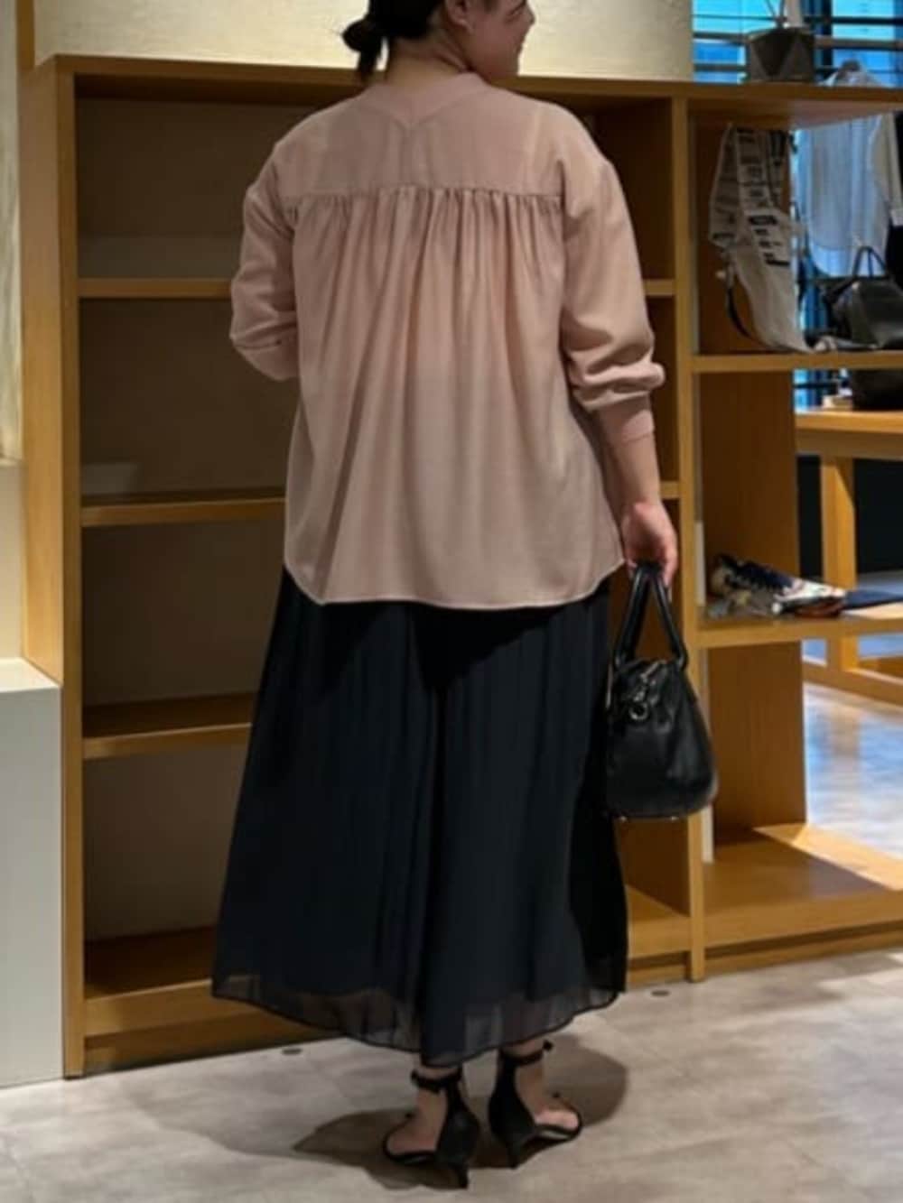 ブラック系のボストンバッグ、ブラック系のその他パンツ、ピンク系のシャツ/ブラウスを着用したレディースの春コーディネートの4枚目の写真