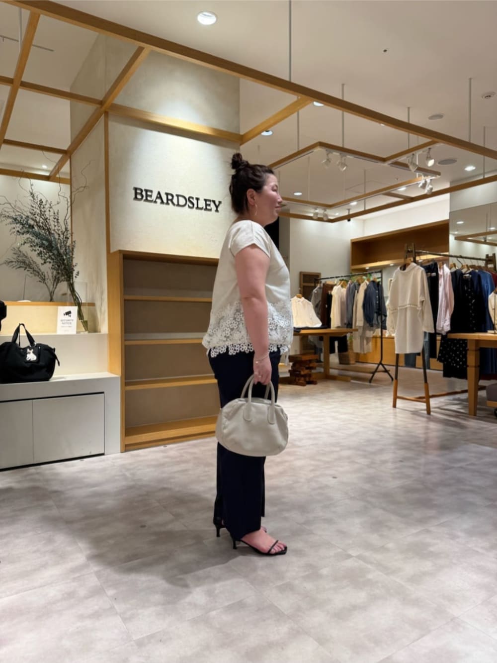 ブルー系のその他パンツ、ホワイト系のシャツ/ブラウスを着用したレディースの春コーディネートの2枚目の写真