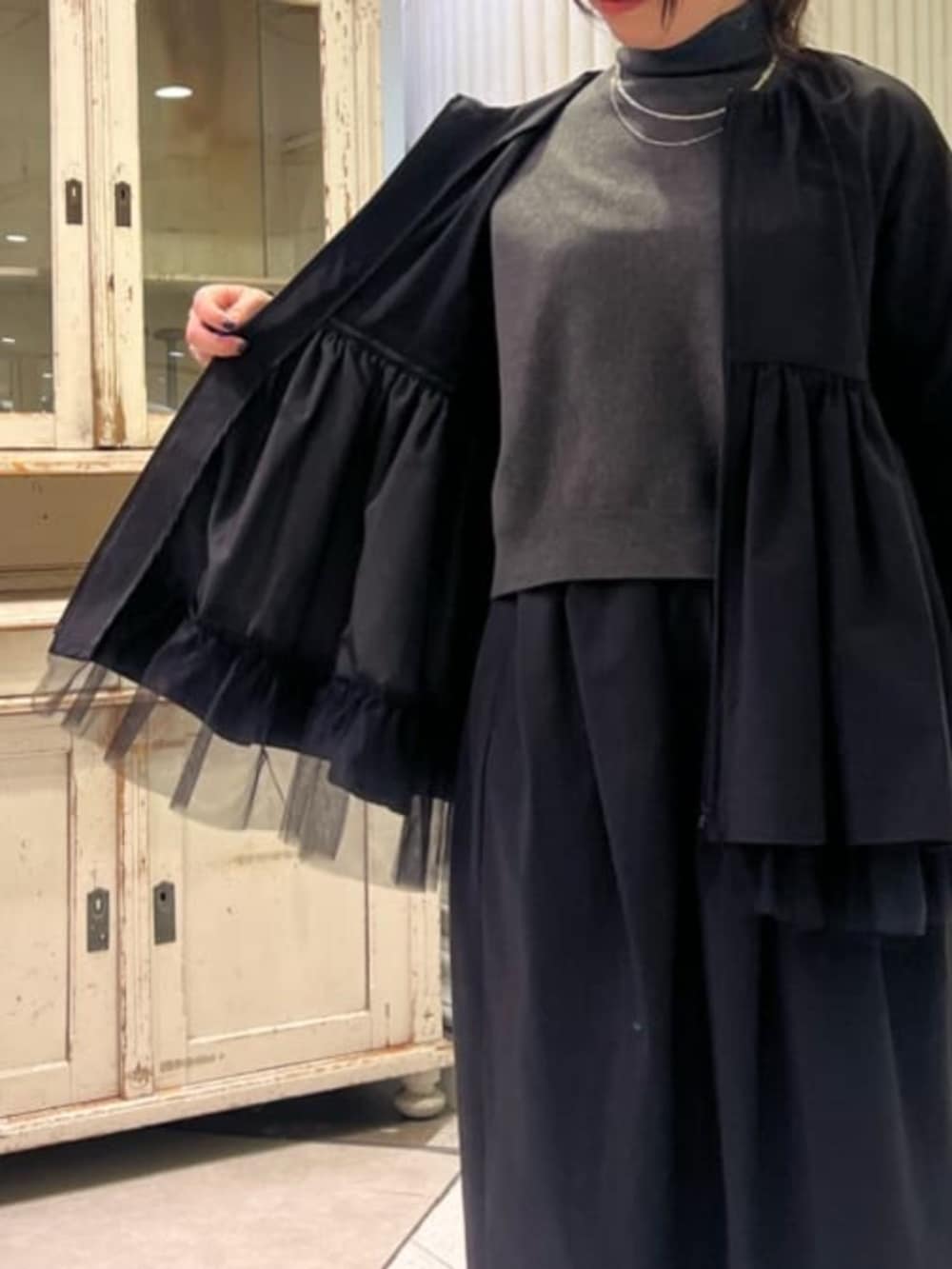 ブラック系のブルゾン、ブラック系のスカートを着用したレディースの冬コーディネートの6枚目の写真