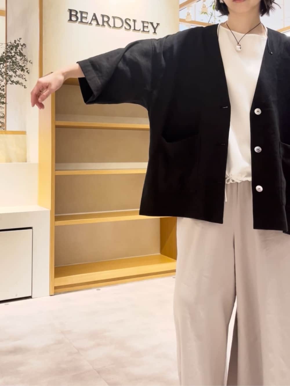 ブラック系のトートバッグ、ホワイト系のシャツ/ブラウス、グレー系のその他パンツを着用したレディースの春コーディネートの9枚目の写真